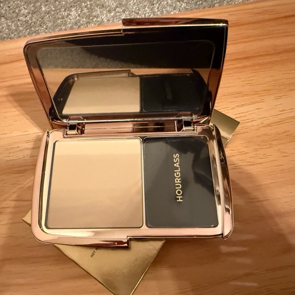 Hourglass VANISH Airbrush Pressed Powder—- NEW!!! Translucent Medium - Picture 2 of 5
